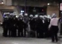 Imagini controversate de la summitul G20: Un grup de poliţişti se fotografiază cu un student arestat (VIDEO)