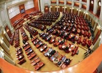 Parlamentarii discută miercuri propunerea preşedintelui privind organizarea unui referendum 
