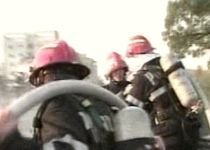 Panică într-un bloc de locuinţe din Constanţa, după ce acoperişul a fost cuprins de flăcări (VIDEO)