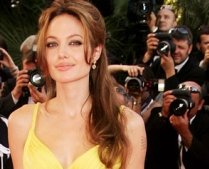 "Venirea" Angelinei Jolie în România s-a lăsat cu plângeri la poliţie