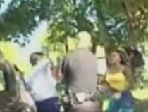 Poliţist american, bătut de femeia pe care o arestase (VIDEO)