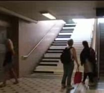 Cum să-i faci pe oameni să urce pe scările normale, în loc de cele rulante (VIDEO)