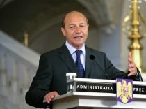 Epitaful preşedintelui Băsescu pe ?crucea? premierului Boc: Guvernul a căzut democratic (VIDEO)