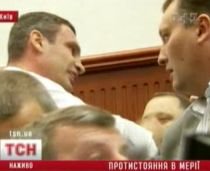 Consilierii primăriei din Kiev, printre care şi campionul mondial la box Vitali Klitschko, la un pas de bătaie (VIDEO)
