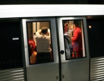 Circulaţie blocată la metrou, după ce un bărbat s-a aruncat în faţa trenului, în staţia Izvor