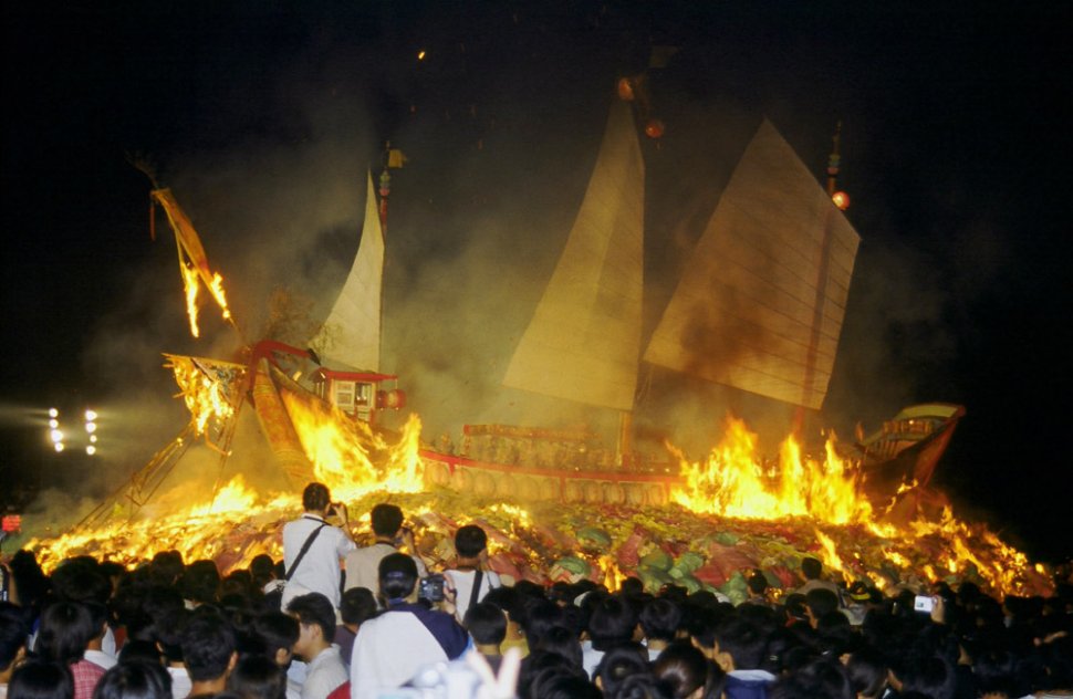 Ritual spectaculos. Taiwanezii au dat foc unei corăbii ca să alunge bolile (VIDEO)