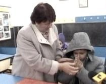 Frig acasă, frig şi la şcoală: Elevii din Braşov stau în sălile de clasă cu gecile pe ei (VIDEO)