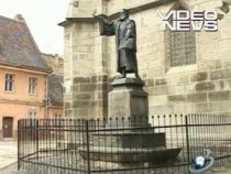 O placă de bronz de pe statuia aflată în curtea Bisericii Negre din Braşov a fost furată (FOTO)