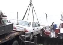 Maşină la apă. A vrut să treacă Dunărea cu bacul şi a fost la un pas de a ajunge în fluviu (VIDEO)