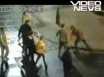 Un bărbat din Marea Britanie, bătut crunt de cinci femei bete (VIDEO)