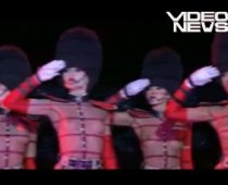 Dansatoarele cabaretului Crazy Horse, în lenjerie intimă într-un magazin din Paris (VIDEO)