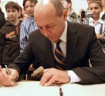După ce au anunţat că îl sprijină în alegeri, Băsescu i-a înaintat în grad pe Onţanu, Iordănescu şi Oprea