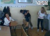 Când profesoara nu-i în clasă... elevii se bat cu cornuri (VIDEO)