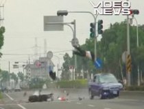 Bărbat spulberat de pe scuter de o maşină care trece pe roşu (Imagini şocante)