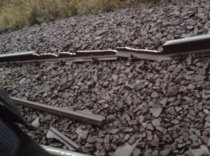 Trenul, un mijloc de transport periculos? Şine rupte, lângă Sighişoara (FOTO)