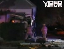 Cu maşina în pat: Doi americani, aproape striviţi de un autoturism care le-a lovit casa (VIDEO)