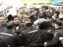 Protest violent, la Ministerul de Finanţe: Fermierii, revoltaţi de neplata subvenţiilor (VIDEO)
