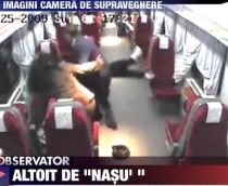 Hoţ de bagaje, imobilizat în tren de controlor. Bătaia a fost surprinsă de camerele de supraveghere (VIDEO)