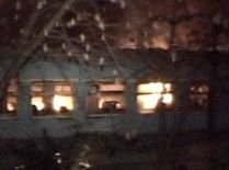 Trei vagoane de tren dezafectate, cuprinse de flăcări la Piteşti (VIDEO)
