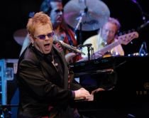 Elton John şi-a anulat mai multe concerte, din cauza unei gripe severe