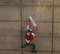 Pakistan. Un rus care a încercat să sară cu paraşuta de pe o clădire, a rămas agăţat de o grindă