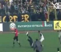 Jucătorii simulează războiul într-un derby al oraşului Plovdiv (VIDEO)