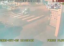Motociclist lovit de alte motoare după ce intră într-o maşină (VIDEO)