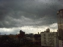 Vremea se va încălzi uşor, însă ploile pun stăpânire pe vestul României. Vezi prognoza meteo
