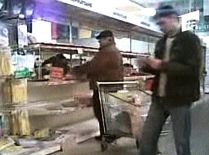 Craiova. Mii de oameni s-au călcat în picioare ca să prindă reducerile dintr-un supermarket (VIDEO)