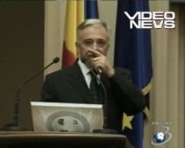 Mugur Isărescu nu reuşeşte să deschidă calculatorul (VIDEO)