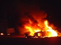 Bucureşti. Două maşini de lux au luat foc într-o parcare din Colentina