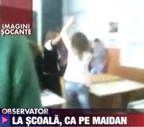 Bătaie în şcoală. Două fete se iau la palme într-un liceu din Republica Moldova (VIDEO)