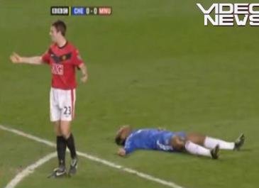Drogba e faultat violent în Chelsea - United şi e "îngălbenit" pentru simulare! (VIDEO)