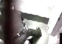 Imagini şocante, într-o închisoare din SUA: Deţinut, torturat de un gardian (VIDEO)