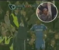 Un fan a fost filmat în timp ce îşi peria dinţii la derby-ul dintre Chelsea şi Manchester United (VIDEO)
