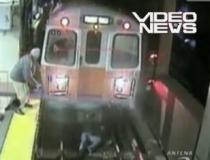 La un pas de moarte: A căzut pe şine, iar metroul a oprit la câţiva centimetri de ea (VIDEO)