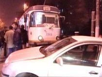O şoferiţă neatentă din Capitală a intrat cu maşina într-un tramvai (VIDEO)
