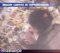 Poliţistă surprinsă de camerele de supraveghere când fura dintr-un hipermarket (VIDEO)