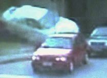 Accident ciudat, în Brazilia: Maşină oprită la semafor, izbită de un autoturism venit "de sus" (VIDEO)
