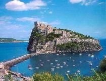 Alunecare de pământ pe o insulă din Italia. O persoană a murit şi 20 sunt rănite