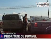 Violenţă la volan: A vrut să ia la bătaie un şofer pentru că  nu l-a lăsat să schimbe banda (VIDEO)