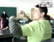 Manelişti sau economişti? Un grup de elevi cântă şi dansează sub privirile profesorului (VIDEO)