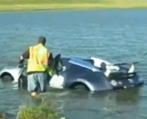 Bugatti Veyron la apă. Şoferul supermaşinii pierde controlul şi ajunge în lac (VIDEO)