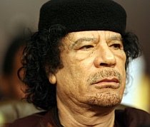Colonelul Gaddafi a reuşit să convingă unele modele italiene să se convertească la islam
