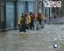 Inundaţii devastatoare, în Marea Britanie şi incendii de vegetaţie în Australia (VIDEO)