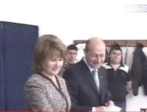 Preşedintele Băsescu a votat: "Românii îşi vor exercita suveranitatea în interesul lor"  (VIDEO)