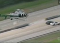 Urmărire spectaculoasă: Un american conduce cu 160 km/h, după ce a lovit un poliţist (VIDEO)
