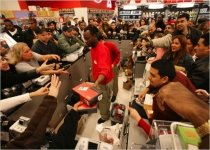 Americanii s-au înghesuit vineri la cumpărături în ziua cu cele mai mari reduceri