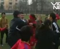 Sânge fierbinte de oltence. Bătaie cruntă între jucătoare la fotbal feminin (VIDEO)