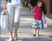 Un copil răsfăţat: Haine de 25.000 de dolari lunar pentru fiica de trei ani a lui Tom Cruise